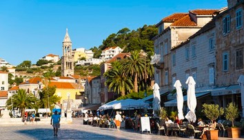 Pokuty, obmedzenia hluku aj zákaz plaviek v centre. Chorvátsky ostrov sprísňuje pravidlá pre turistov