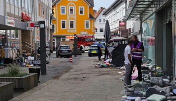 Dráma v Nemecku: Auto vletelo na pešiu zónu, zastavil ho až náraz do domu. Hlásia osem zranených