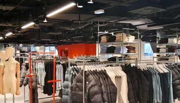 Za tričko aj šesť eur, bunda dvanásť. Nový špeciálny poplatok za ultra rýchlu módu je realitou