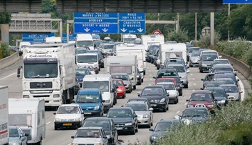 Kolóny na diaľnici vznikajú aj bez nehody. Odborník radí, ako sa v nich správať