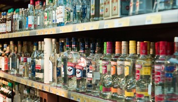 Prečo alkohol poškodzuje pečeň niektorým ľuďom viac ako iným? Tieto faktory rozhodujú