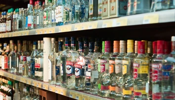 Prečo alkohol poškodzuje pečeň niektorým ľuďom viac ako iným? Tieto faktory rozhodujú