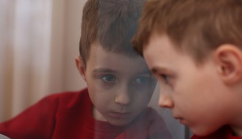 Pol hodiny v aute plakala. Príbeh mamy autistu zo Žiliny rozdelil Slovákov