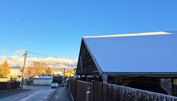 Šoféri brali do rúk škrabky a pluhy vyrazili na cesty. Pod Tatrami sa zima hlási o slovo