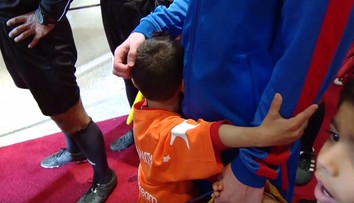 Chlapček s igelitkovým dresom sa od Messiho neodtrhol. Nechcel ho opustiť ani počas zápasu