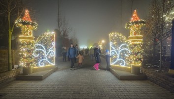Vianoce sa presunuli aj do zábavných parkov. Jeden obrovský je neďaleko našich hraníc s Poľskom
