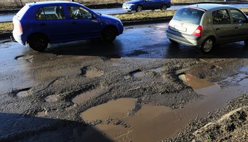 Myslíte si, že cesta, po ktorej jazdíte, je tá najrozbitejšia v širokom okolí? Pošlite nám jej fotky a videá