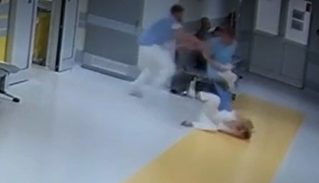 VIDEO: Šokujúce zábery z nemocnice. Agresívny pacient použil lekárku ako štít, tá preletela cez dvere