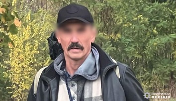 Ruský „James Bond“ zabil ukrajinského vojaka a nastražil bomby pod auto. Odhalila ho krabica