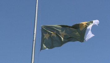 KDH vyvesilo kapitánsku výložku. Visí presne oproti Dankovým oknám