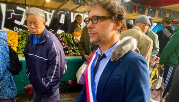 „Musíme sa naučiť žiť s potkanmi,“ radí zástupca starostu Parížanom. Do ulíc sa vybral s hlodavcom na ramene