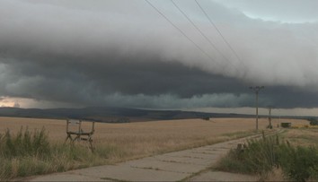 Lovci búrok sledovali nebeské divadlo na Záhorí. Podarilo sa im zachytiť aj fascinujúci búrkový úkaz