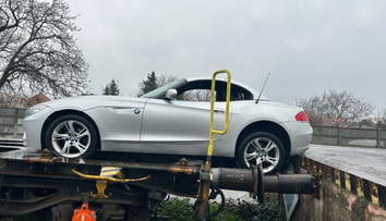 Kuriózne parkovanie v Seredi. Polícia hľadá vodiča, ktorý zaparkoval na nákladnom vozni