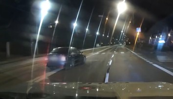 VIDEO: Aj keď sa zdalo, že ho už majú, vodič sa nevzdal. Policajná naháňačka sa skončila autom na streche