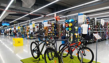 Známy športový reťazec sťahuje z predaja nosiče na bicykle. Hrozí, že padnú z auta