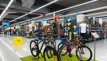 Známy športový reťazec sťahuje z predaja nosiče na bicykle. Hrozí, že padnú z auta
