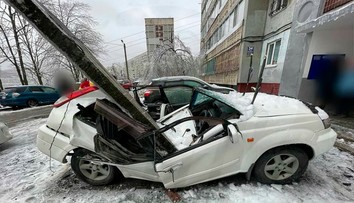 Snehová búrka narobila vo Vladivostoku spúšť. Majiteľ auta sa len tesne vyhol betónovej platni (video)