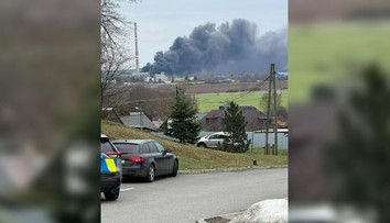 VIDEO: Bukóza v plameňoch. Obrovský požiar v areáli bývalého závodu na východe Slovenska