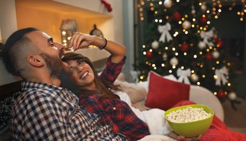Pozeráte cez sviatky samé romantické filmy? Pozor, môže to pokaziť váš šťastný vzťah