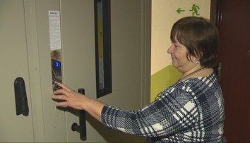 Seniori v levickej bytovke dlhé roky snívali o výťahoch. Obetavý domovník bojoval, až kým ich nenamontovali