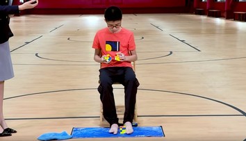 Kráľ Rubikovych kociek opäť úradoval: To, čo iní nedokážu vôbec, zvládol nohami