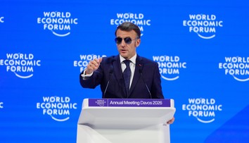 Detail, ktorý zaujal celý svet: Prečo mal francúzsky prezident Macron počas prejavu slnečné okuliare?