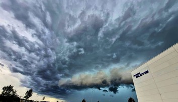 FOTO: Na Slovensko dorazila výrazná búrková línia. Prináša lejak aj silný vietor