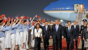 FOTO+ VIDEO: Trump priletel na návštevu Číny. Z lietadla vyzval Si Ťin-pchinga, aby otvoril dvere pre americké firmy