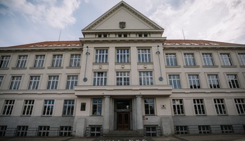 „Budeme vykonávať pomstu.“ Študentka spolužiakovi naliala smrteľnú dávku metanolu, odpila si aj učiteľka