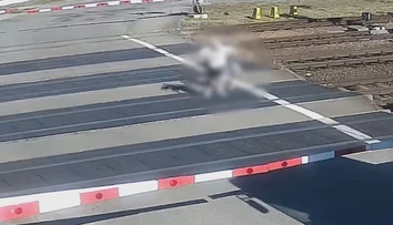 Policajné video ako výstraha. Dvaja muži napriek zatvoreným závorám vošli na priecestie, jeden zomrel