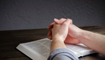 Chcel sa pomodliť, teraz mu hrozí až 5 rokov väzenia. Polícia obvinila muža z krádeže auta