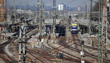 Séria sabotážnych útokov v Nemecku: Výbuch v Augsburgu ochromil vlakovú dopravu, terčom mala byť aj elektrická sieť