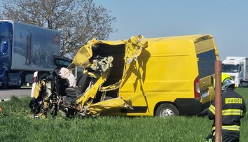 FOTO: Po čelnej zrážke zostala z kabíny dodávky len diera. Pri Nitre zasahoval vrtuľník