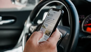 Dostala pokutu za mobil za volantom. „Bola to vyprážaná cuketa,“ bráni sa