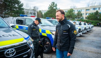 Štedré vianočné odmeny policajtom aj zamestnancom ministra Šutaja Eštoka. Sú známe sumy