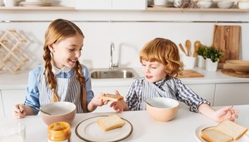 Keď starší súrodenec supluje rodiča: Kde je hranica a kedy už ide o problém