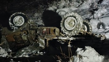 Tragické ráno na Orave. Nákladné auto sa v ťažkom teréne prevrátilo, o život prišli dvaja muži