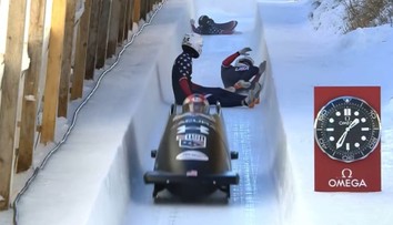 VIDEO: Na štarte nechal kolegov, no náročnú situáciu zvládol. Američania sa postarali o kuriozitu