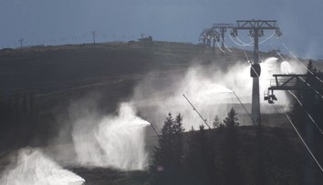 Lyžiarske strediská naplno rozbehli prípravu na sezónu. Viaceré chcú prilákať novinkami, ktoré zlepšia lyžovačku