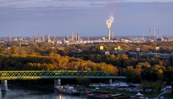 Ľudí v Bratislave vydesil silný zápach. V Slovnafte mala zlyhať technika, vo vzduchu bola zvýšená hladina benzénu