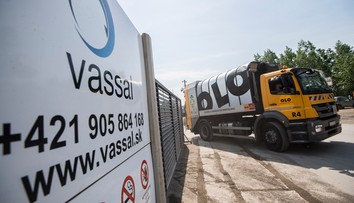 Dvoch policajtov a vedenie Vassal EKO obvinila polícia z korupcie