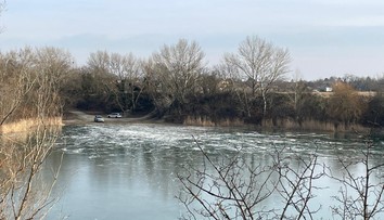 V jazere Rovinka objavili mŕtve telá dvoch korčuliarov. Z vody ich vytiahli s hokejkou a sánkami