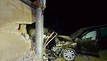 Tragický večer na juhu Slovenska. Vodička po náraze do stĺpu vletela autom do domu, zraneniam podľahla