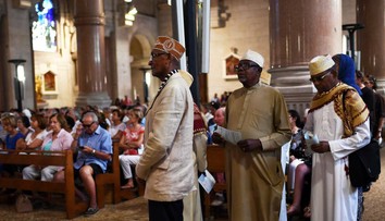 Toto asi teroristi nečakali. Moslimovia si prišli uctiť pamiatku zabitého kňaza