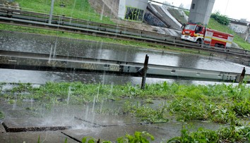 Problémový podjazd v Bratislave opäť zaplavila voda, bol neprejazdný