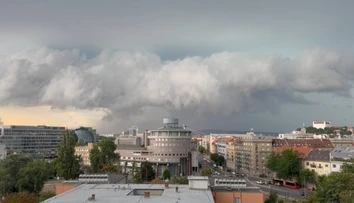 Hromy, blesky a prudký lejak. Silná búrka dorazila do Bratislavy, postupuje ďalej