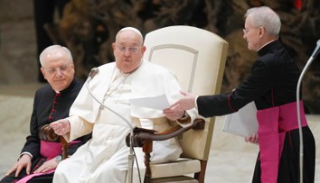 Pápež mal počas dňa dve akútne respiračné zlyhania. Zaviedli mu mechanickú ventiláciu