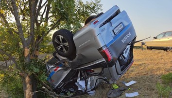 VIDEO: Dvaja policajti sa zranili pri dramatickej nehode na D1. Ich auto prerazilo zvodidlá a skončilo na streche