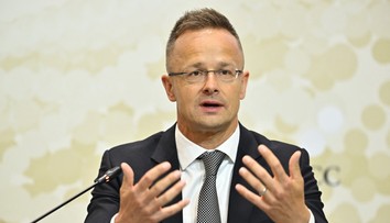 Szijjártó priznal pravidelnú komunikáciu s Lavrovom o EÚ