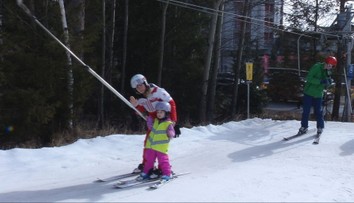 Tatry zažívajú nápor prázdninových lyžiarov zo západného Slovenska. Napriek slabej zime fungujú všetky zjazdovky